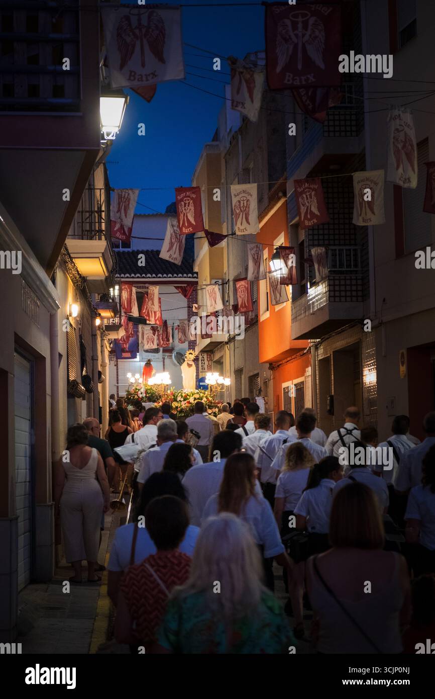 Procession religieuse de Paso de Jésus et Marie dans un petit village espagnol pendant la fête d'été Banque D'Images