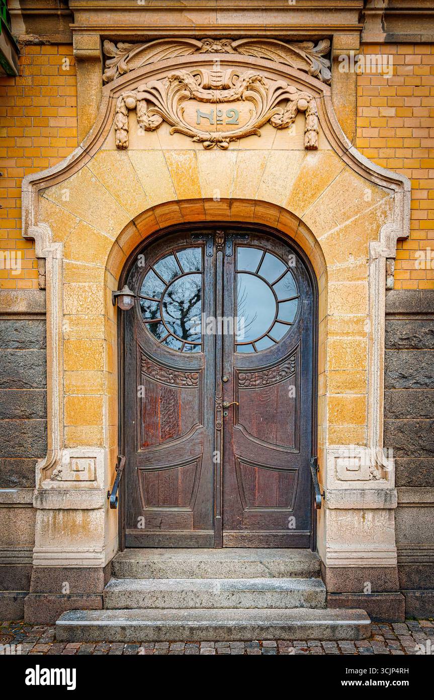 Une porte design art déco ornée située dans la ville suédoise de Lund. Banque D'Images