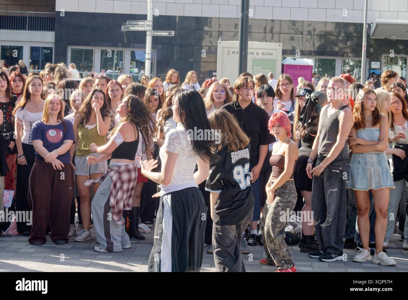 K-Pop fans vor dem Konzert von Boygroup ENHYPEN in der Uber-Arena .Walk the Line' World Tour. Berlin-Friedrichshain Banque D'Images