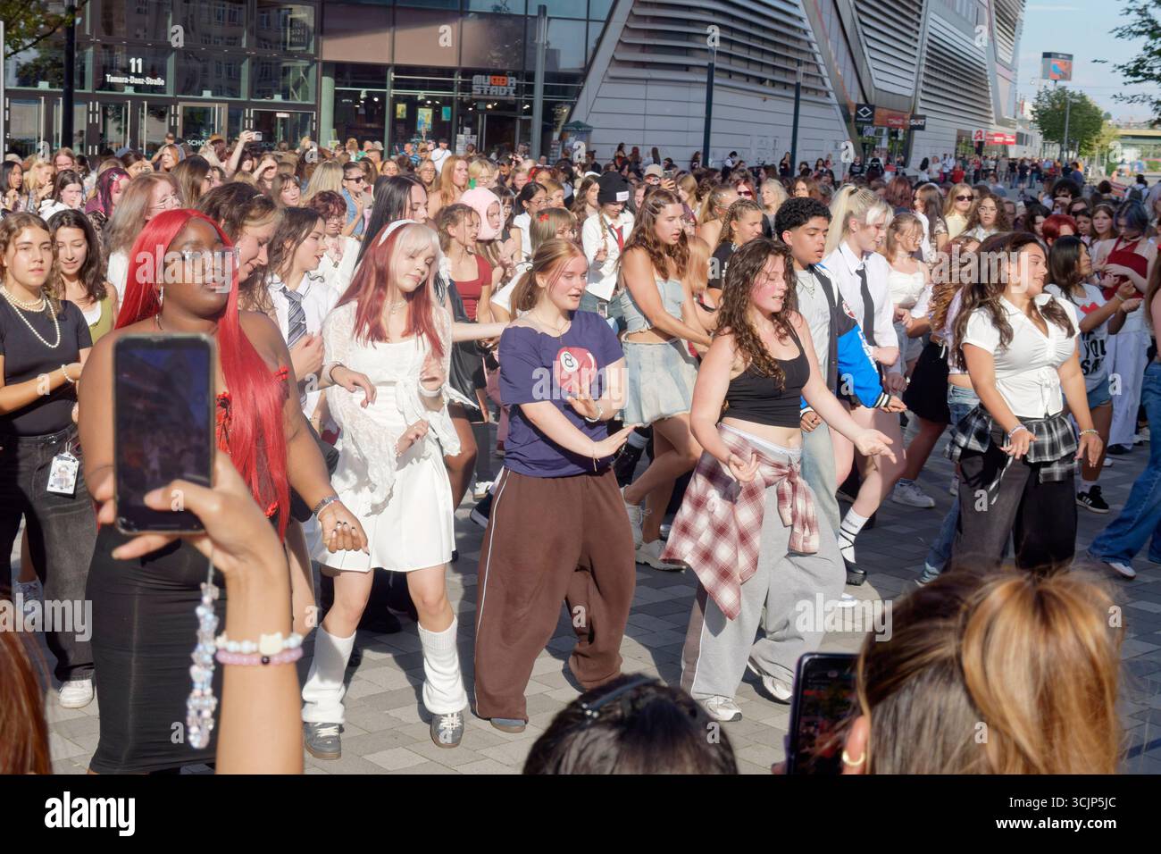 K-Pop fans vor dem Konzert von Boygroup ENHYPEN in der Uber-Arena .Walk the Line' World Tour. Berlin-Friedrichshain Banque D'Images