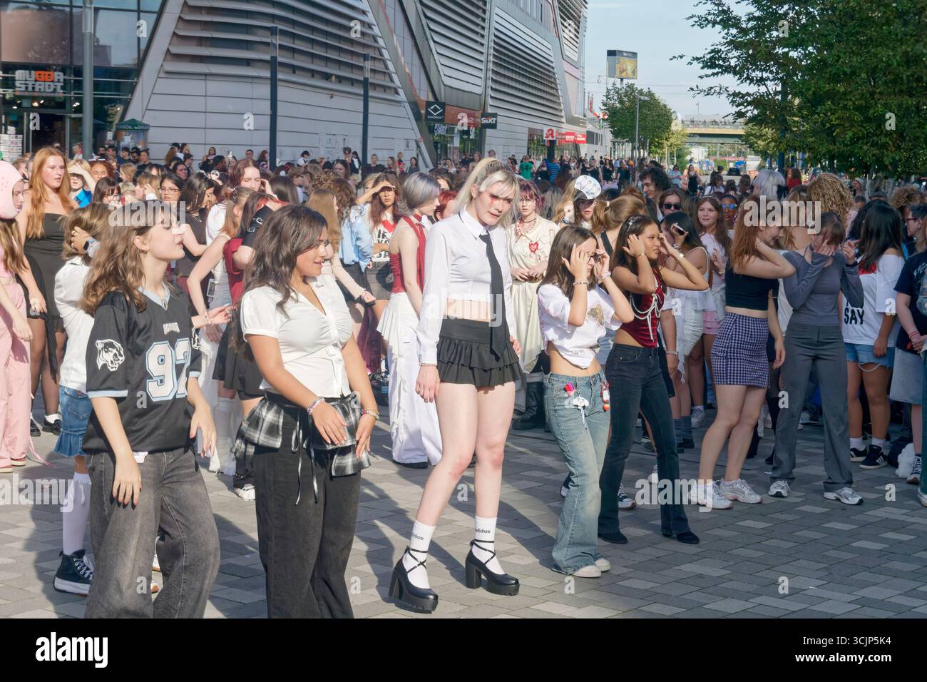 K-Pop fans vor dem Konzert von Boygroup ENHYPEN in der Uber-Arena .Walk the Line' World Tour. Berlin-Friedrichshain Banque D'Images