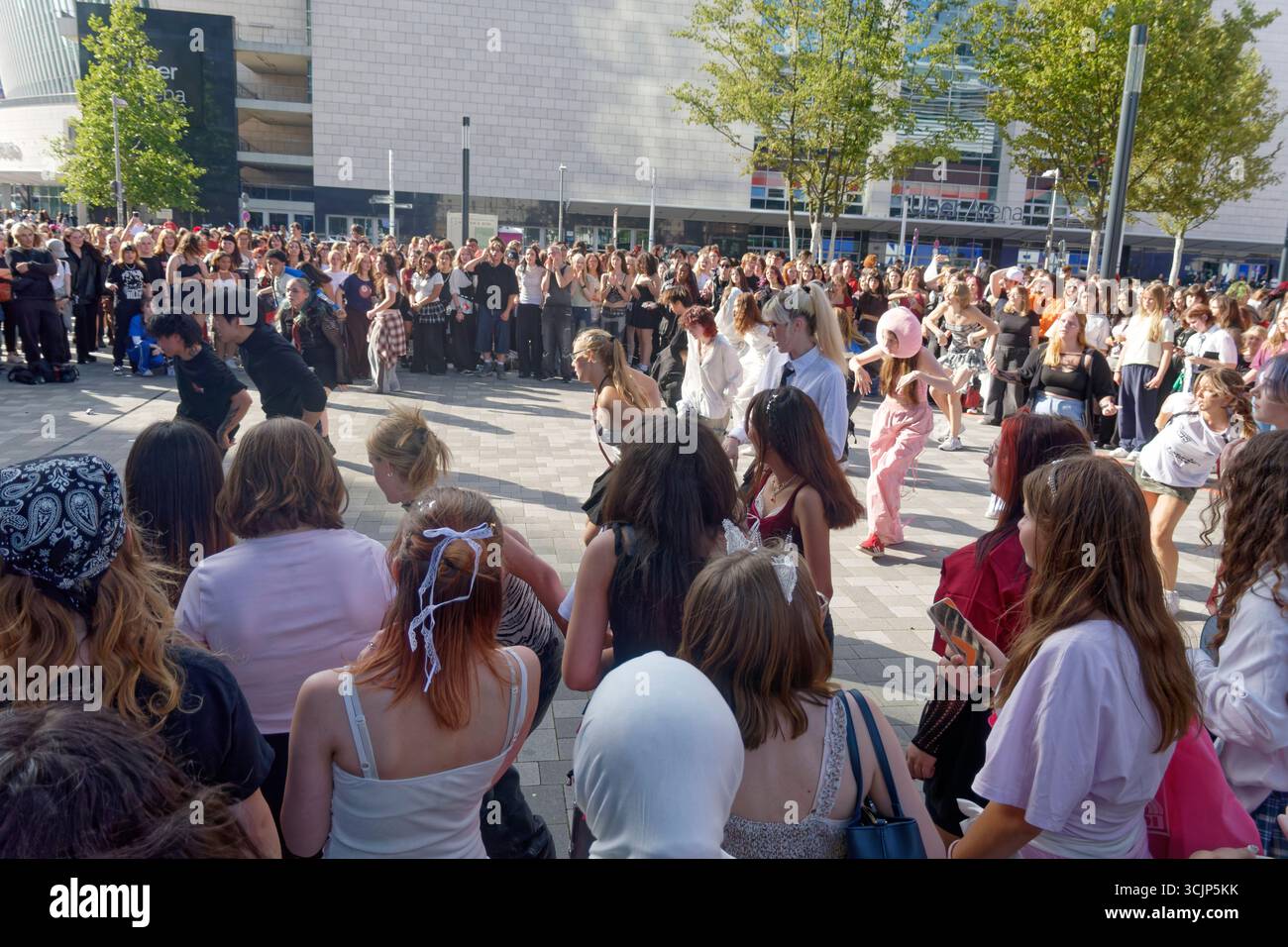 K-Pop fans vor dem Konzert von Boygroup ENHYPEN in der Uber-Arena .Walk the Line' World Tour. Berlin-Friedrichshain Banque D'Images