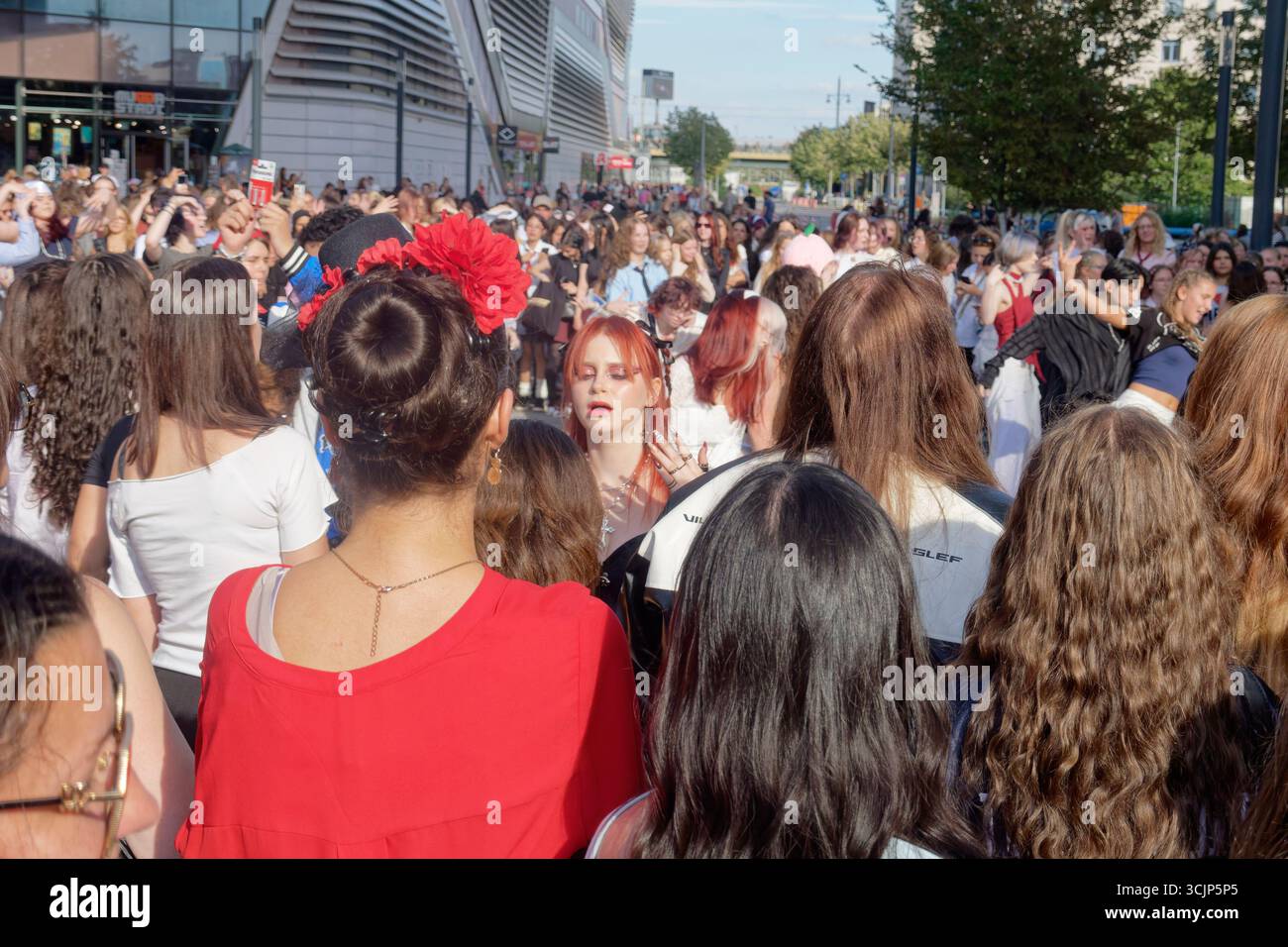 K-Pop fans vor dem Konzert von Boygroup ENHYPEN in der Uber-Arena .Walk the Line' World Tour. Berlin-Friedrichshain Banque D'Images