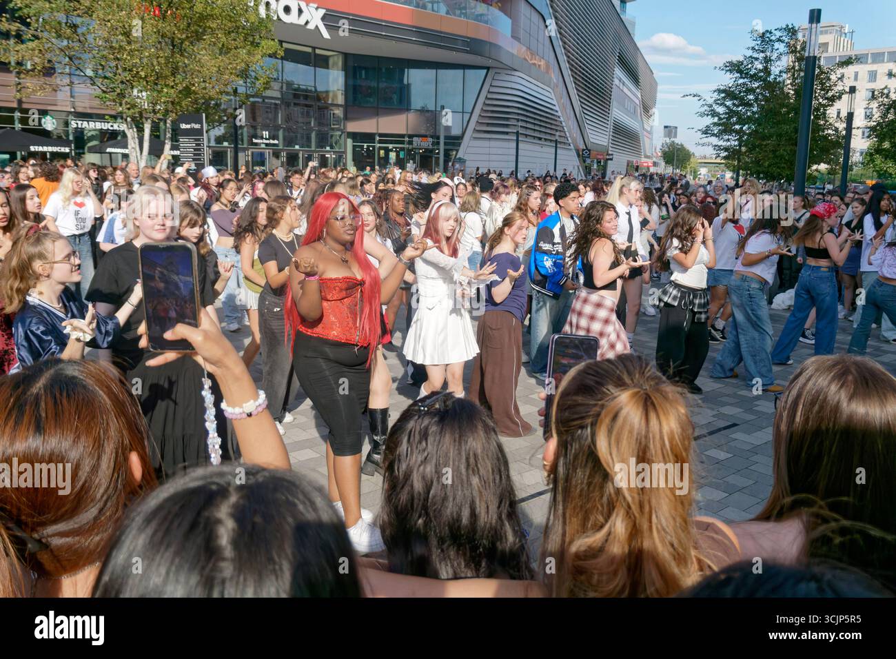K-Pop fans vor dem Konzert von Boygroup ENHYPEN in der Uber-Arena .Walk the Line' World Tour. Berlin-Friedrichshain Banque D'Images