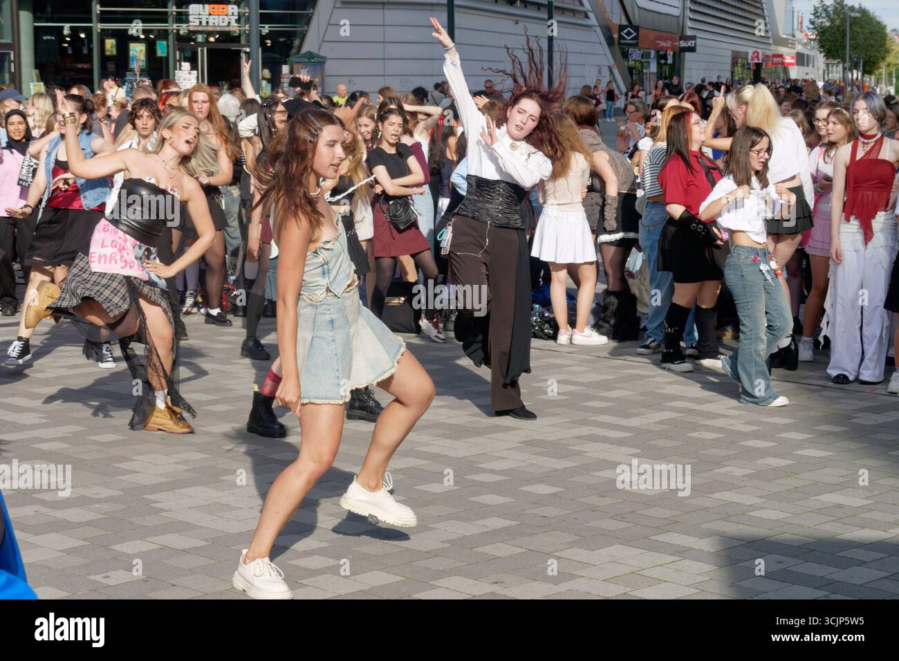 K-Pop fans vor dem Konzert von Boygroup ENHYPEN in der Uber-Arena .Walk the Line' World Tour. Berlin-Friedrichshain Banque D'Images