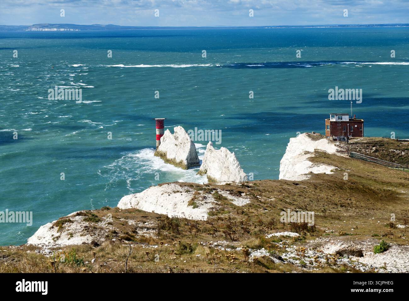 Needles Lighthouse et The Needles Overlocked by Needles Old Battery sur les falaises du promontoire - Manche, baie d'Alum, île de Wight, Angleterre, Royaume-Uni Banque D'Images