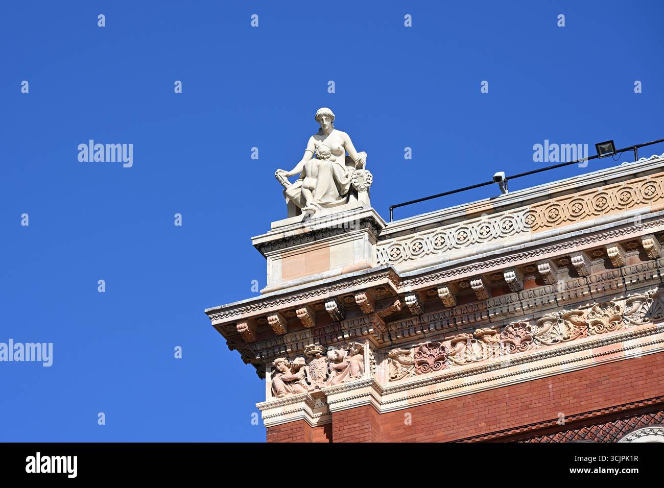 Façade nord dans le jardin à l'intérieur du Victoria and Albert Museum (V&A) - Londres UK Banque D'Images