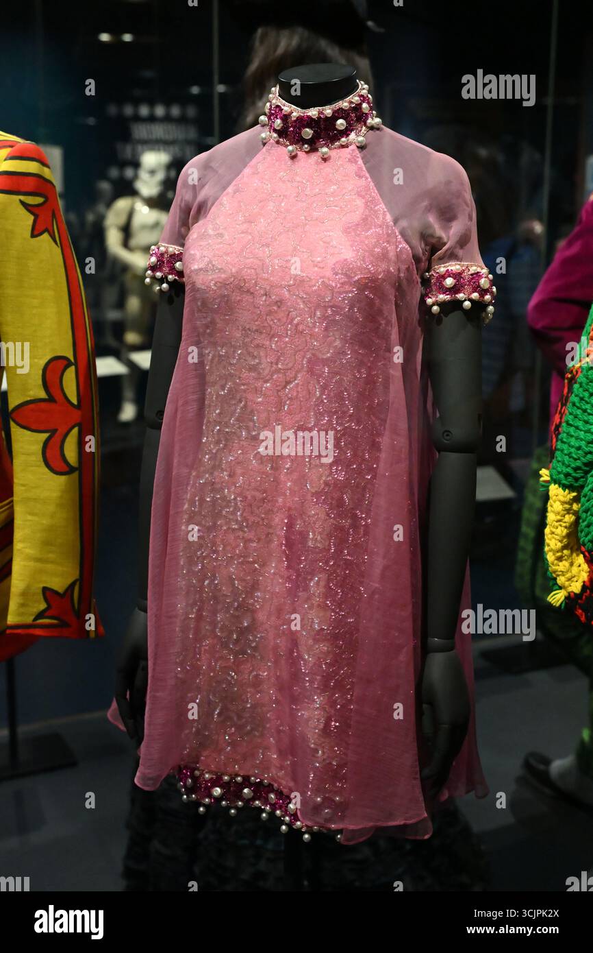 Robe en soie rose et robe en mousseline rose avec sequins portés par Sandie Shaw pour le concours Eurovision de la chanson 1967 avec « Puppet on a String » Banque D'Images