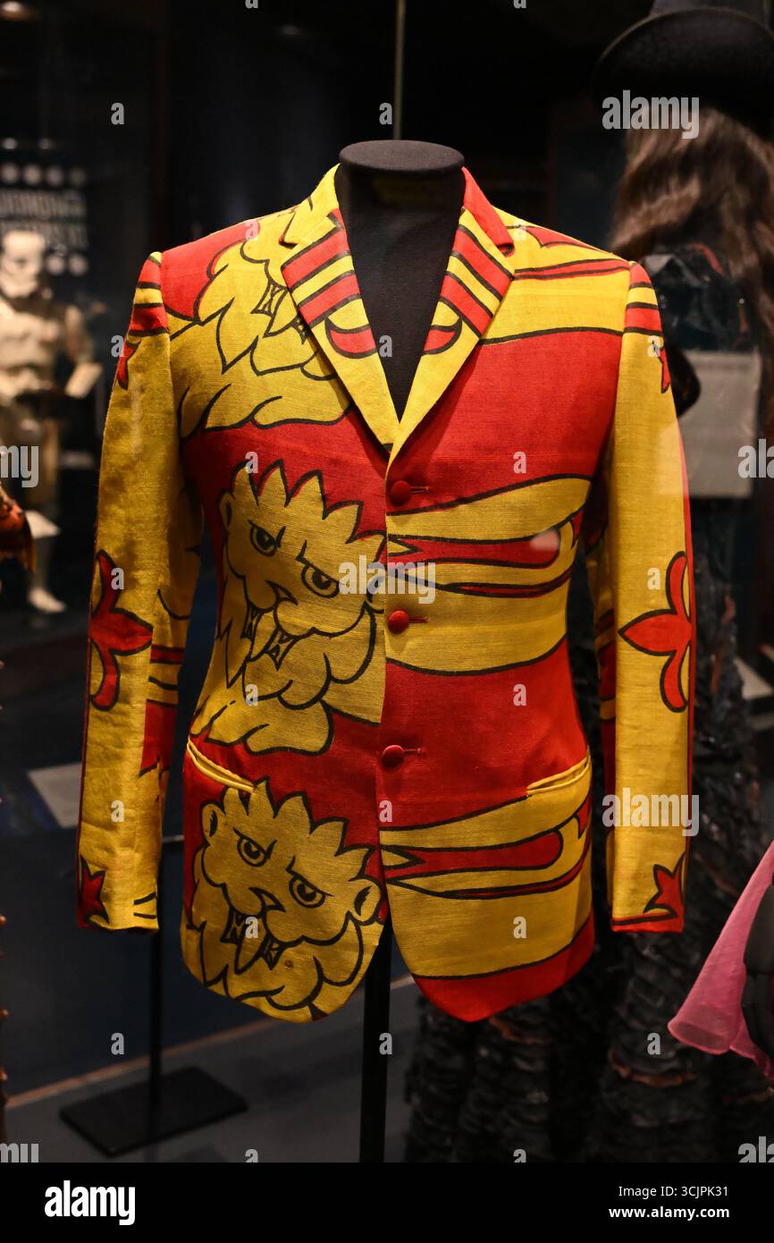 Veste héraldique portée par John Entwistle de The Who vers 1966 - Victoria and Albert Museum South Kensington - Londres Banque D'Images