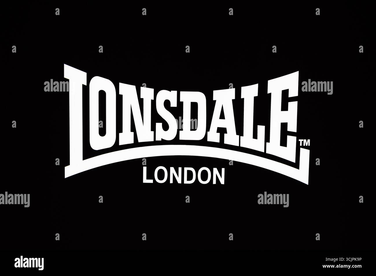 Logo Lonsdale London en blanc sur noir. Londres, Royaume-Uni, 28 juillet 2024 Banque D'Images