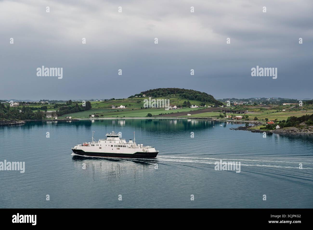 Un ferry, naviguant près de la magnifique côte norvégienne, près de Stavanger, dans le sud de la Norvège. L'eau est très calme. Banque D'Images