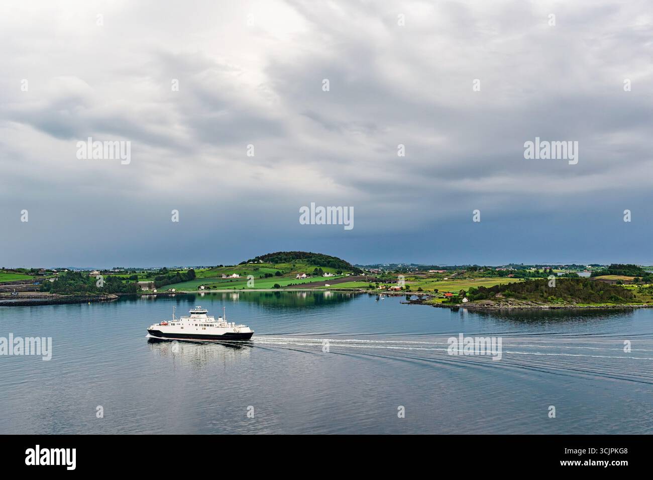 Un ferry, naviguant près de la magnifique côte norvégienne, près de Stavanger, dans le sud de la Norvège. L'eau est très calme. Banque D'Images
