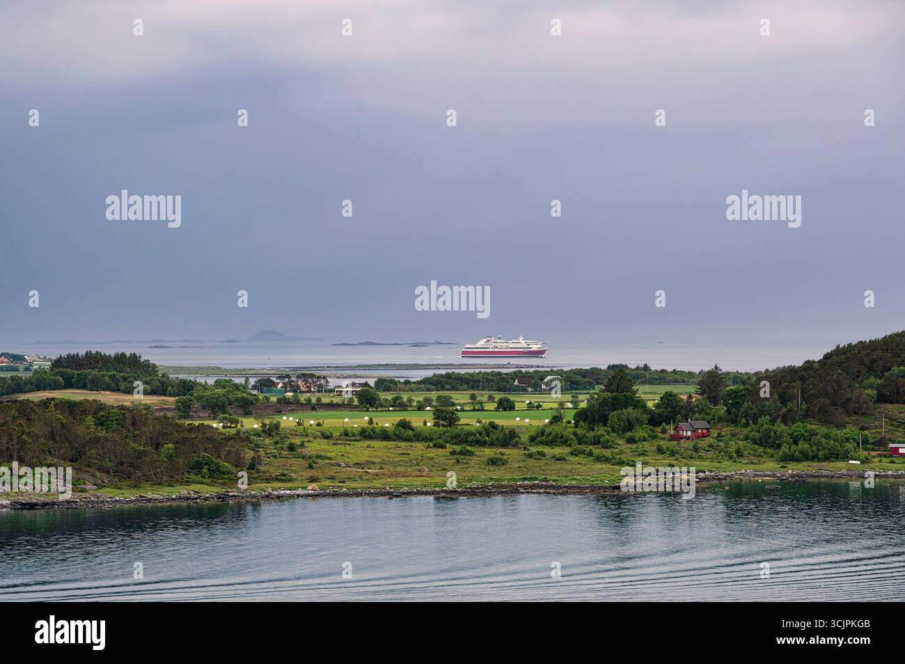 Un bateau de croisière, ferry naviguant au large de la belle côte norvégienne, près de la ville de Stavanger, tôt mornign au printemps Banque D'Images
