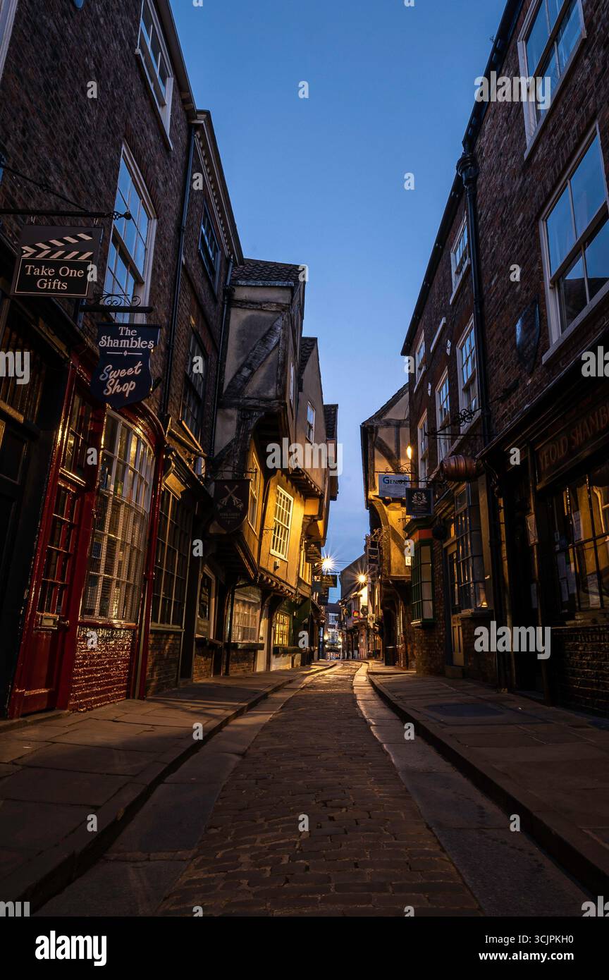 La rue Shambles à York Angleterre la nuit. L'inspiration pour Diagon Alley, Harry Potter Banque D'Images