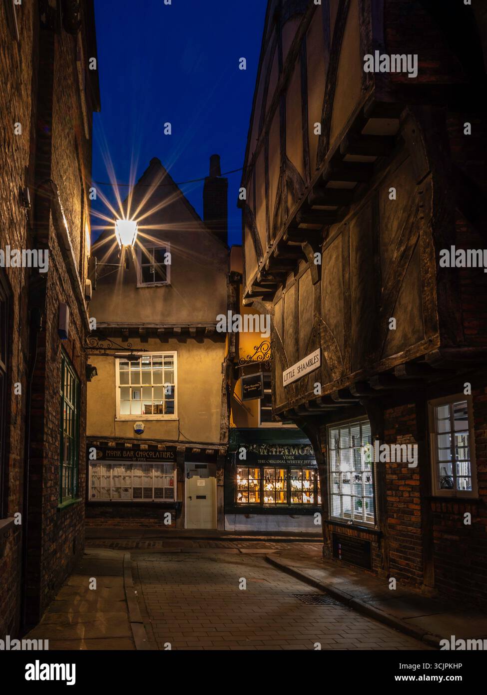 La rue Shambles à York Angleterre la nuit. L'inspiration pour Diagon Alley, Harry Potter Banque D'Images