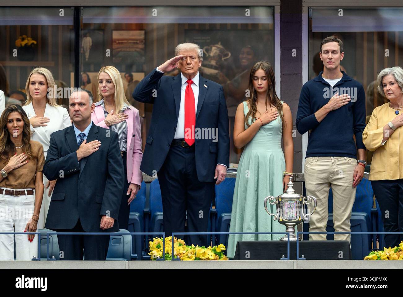 Le président Donald Trump, le procureur général PAM Bondi, Arabella Kushner, Jared Kushner, la chef de cabinet Susie Wiles, le secrétaire au Trésor Scott Bessent, et d’autres sont présents pour l’hymne national à la finale masculine de l’US Open au stade Arthur Ashe dans le Queens, NYC. USTA Billie Jean King National Tennis Center le 7 septembre 2025. Banque D'Images