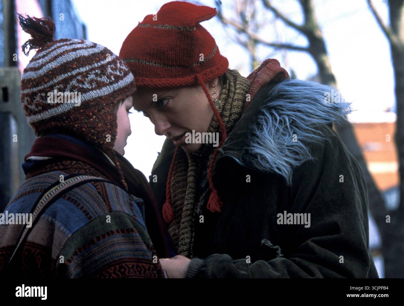 TONI COLLETTE et NICHOLAS HOULT dans ABOUT A BOY (2002), réalisé par PAUL WEITZ et CHRIS WEITZ. Crédit : UNIVERSAL PICTURES / album Banque D'Images