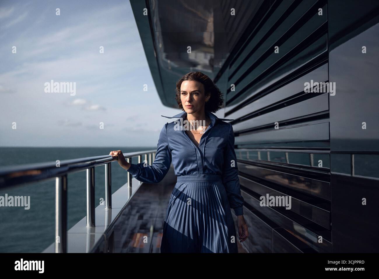 KEIRA KNIGHTLEY dans LA FEMME EN CABINE 10 (2025), mise en scène par SIMON STONE. Crédit : CBS films / Gotham Group / Sister Pictures / album Banque D'Images