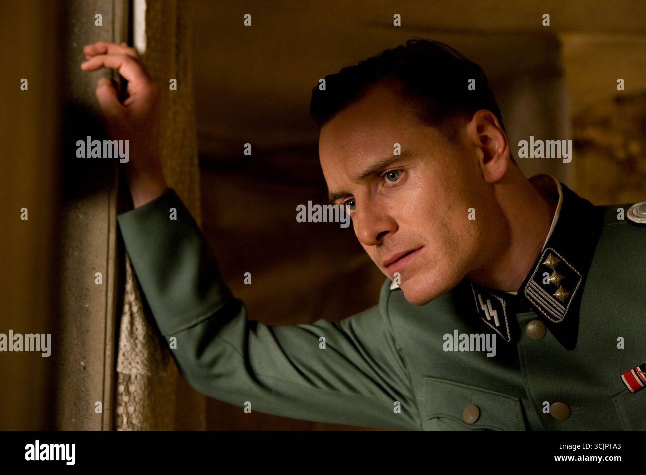 MICHAEL FASSBENDER dans INGLOURIOUS BASTERDS (2009), réalisé par QUENTIN TARANTINO. DATE DE SORTIE : 21 août 2009. TITRE DU FILM : Inglourious Basterds. STUDIO : images universelles. INTRIGUE : dans la France occupée par les nazis, la jeune réfugiée juive Shosanna Dreyfus est témoin du massacre de sa famille par le colonel Hans Landa. Échappant de justesse à sa vie, elle complote sa vengeance plusieurs années plus tard lorsque le héros de guerre allemand Fredrick Zoller s'intéresse rapidement à elle et organise une illustre première de film dans le théâtre qu'elle dirige maintenant. Avec la promesse de chaque officier nazi majeur présent, l'événement attrape th Banque D'Images
