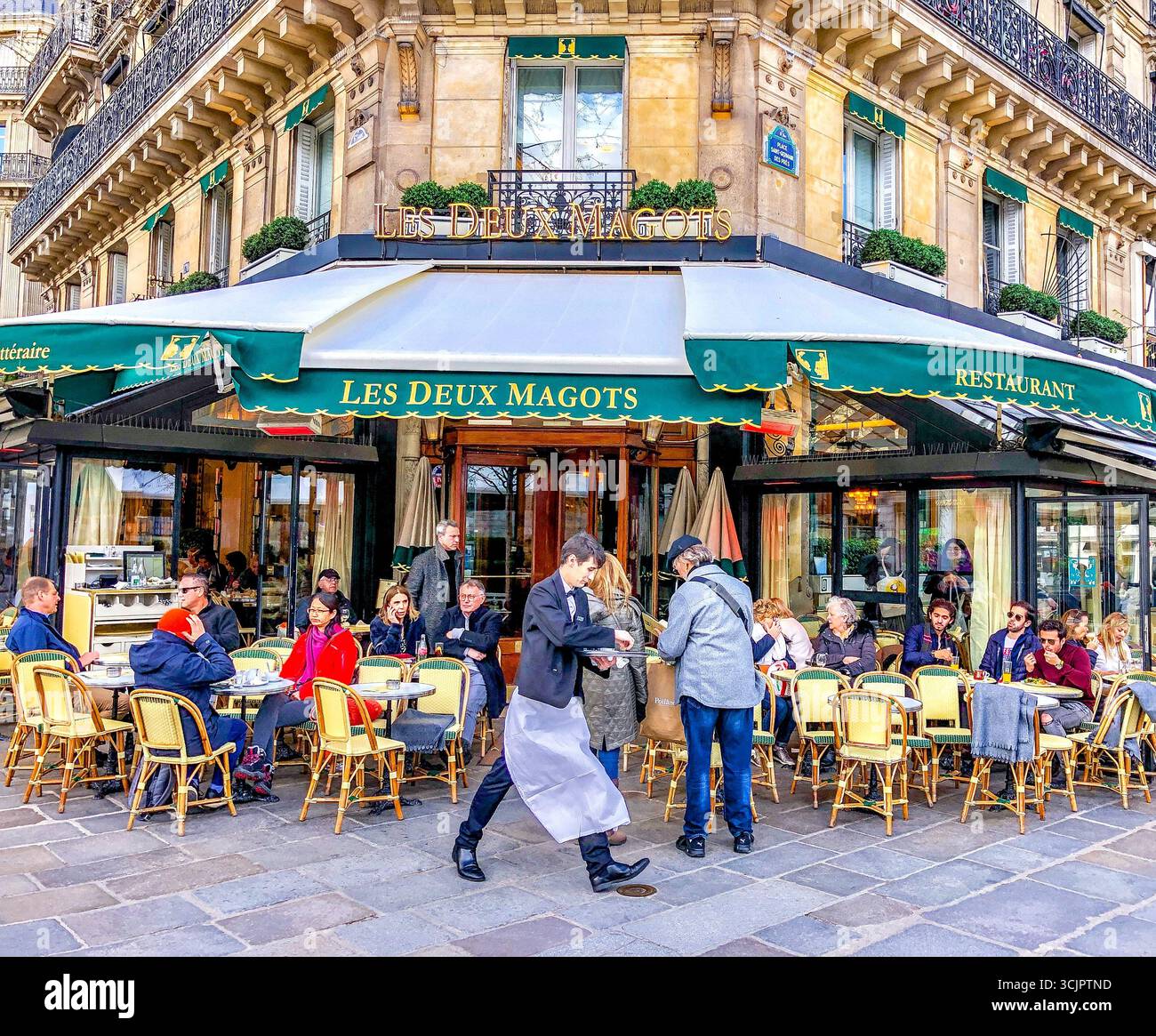 Terrasse populaire et célèbre du café 'les deux Magots', bistrot, restaurant sur la place Saint-Germain-des-Prés, Paris 75006, France. Banque D'Images