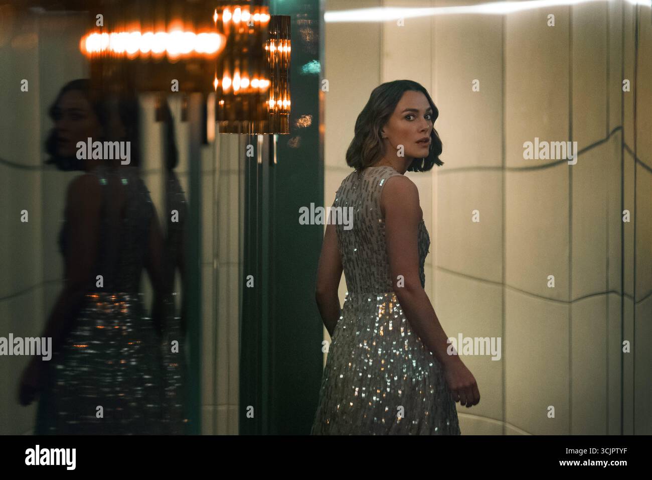 KEIRA KNIGHTLEY dans LA FEMME EN CABINE 10 (2025), mise en scène par SIMON STONE. Crédit : CBS films / Gotham Group / Sister Pictures / album Banque D'Images