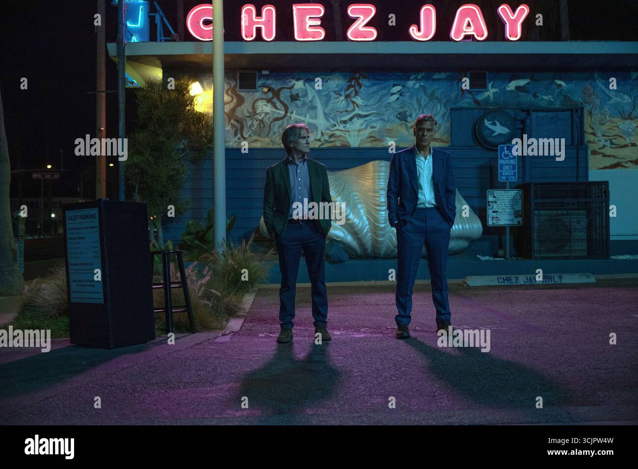 GEORGE CLOONEY et BILLY CRUDUP dans JAY KELLY (2025), réalisé par NOAH BAUMBACH. Crédit : Heyday films / NBGG Pictures / Pascal Pictures / album Banque D'Images