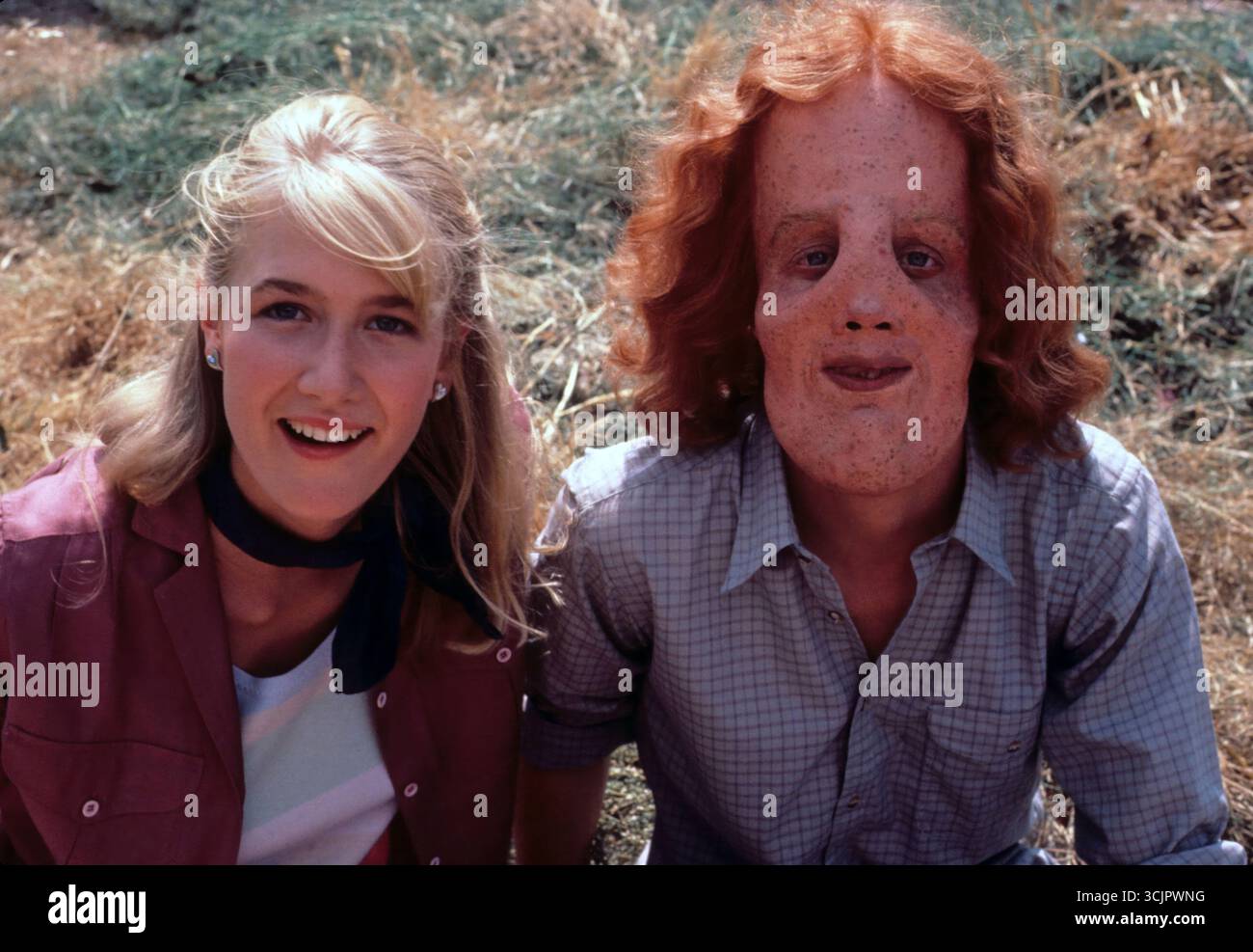 ERIC STOLTZ et LAURA DERN dans MASQUE (1985), réalisé par PETER BOGDANOVICH. Crédit : CANNON FILMS / album Banque D'Images