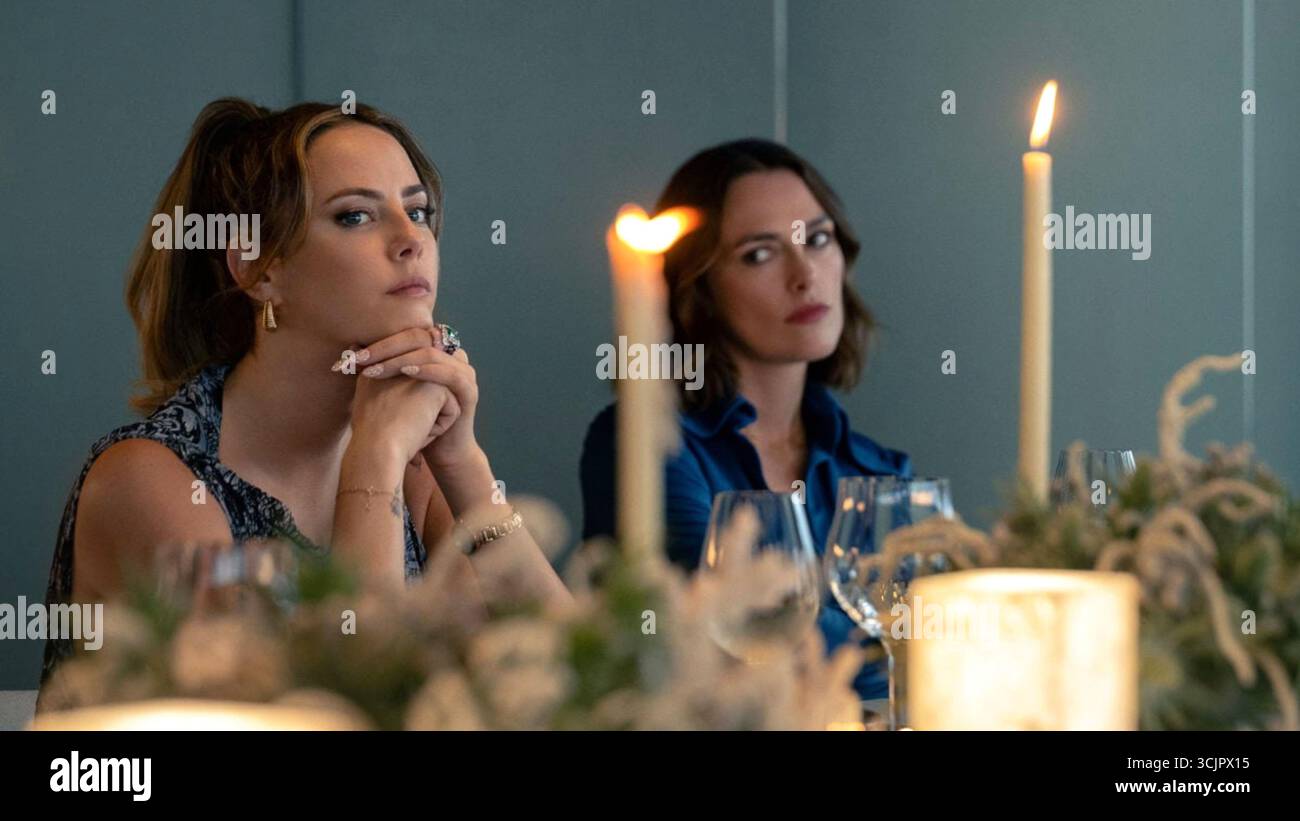 KEIRA KNIGHTLEY et KAYA SCODELARIO dans LA FEMME EN CABINE 10 (2025), mise en scène par SIMON STONE. Crédit : CBS films / Gotham Group / Sister Pictures / album Banque D'Images
