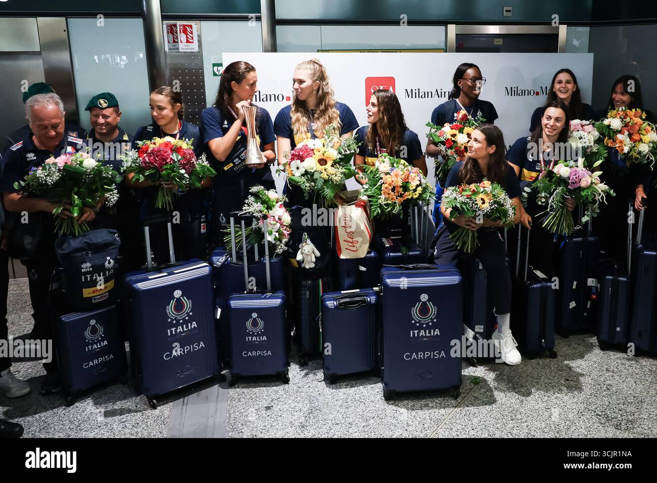 Milan, Italie. 08 septembre 2025. Milan, la célébration du retour de l'équipe italienne féminine de volleyball après avoir remporté le Championnat du monde 2025 à l'aéroport de Malpensa. Sur la photo : Carlotta Cambi, Monica de Gennaro, Eleonora Fersino, Alessia Orro, Benedetta Sartori, Anna Danesi, Stella Nervini, Myriam Sylla, Paola Egonu, Sarah Fahr, Love Omoruyi, Gaia Giovannini, Ekaterina Antropova, Yasmina Akrari, Julio Velasco crédit : Agence photo indépendante/Alamy Live News Banque D'Images