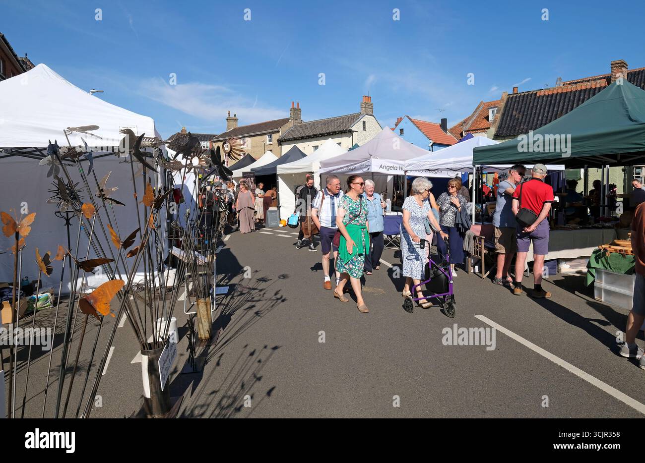 les gens au marché de la foire artisanale de holt, au nord de norfolk, en angleterre Banque D'Images