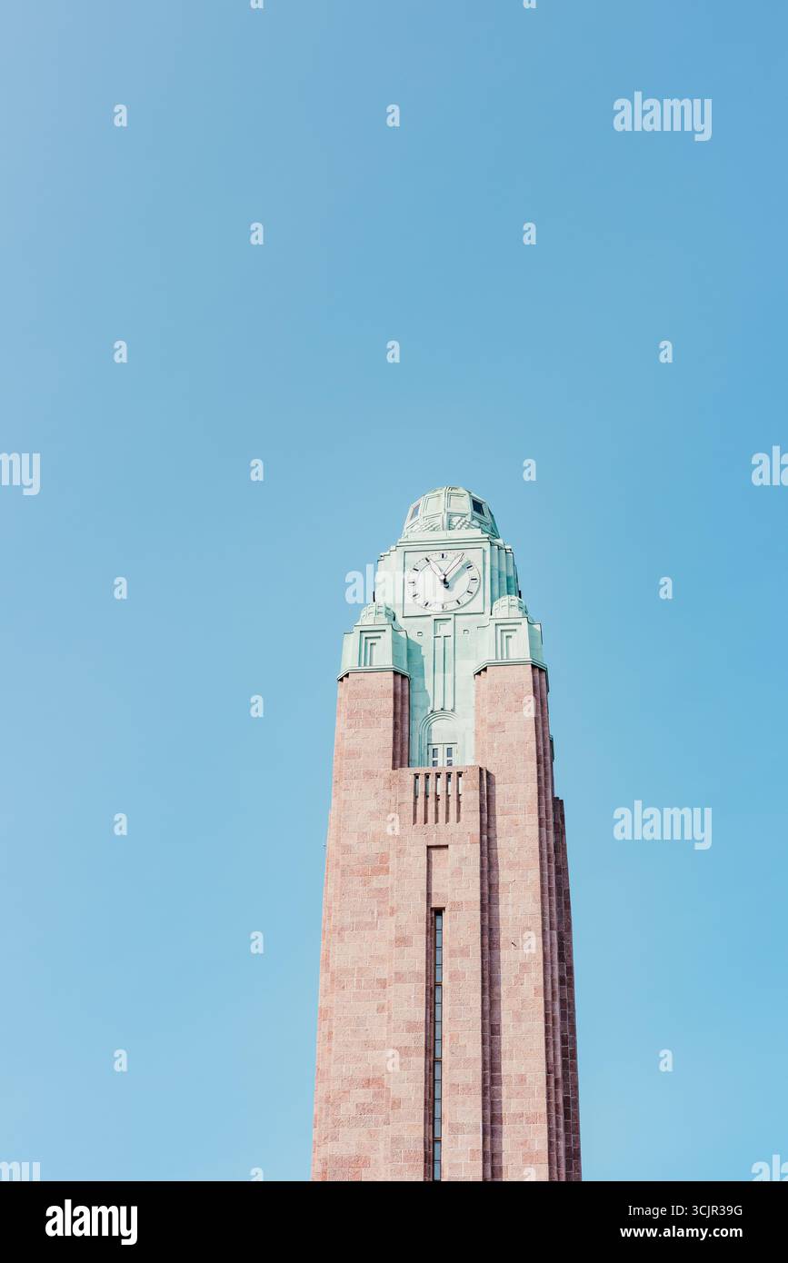 La tour de l'horloge de la gare centrale d'Helsinki (Helsingin päärautatieasema), une gare ferroviaire conçue par Eliel Saarinen, a ouvert ses portes en 1919 Banque D'Images