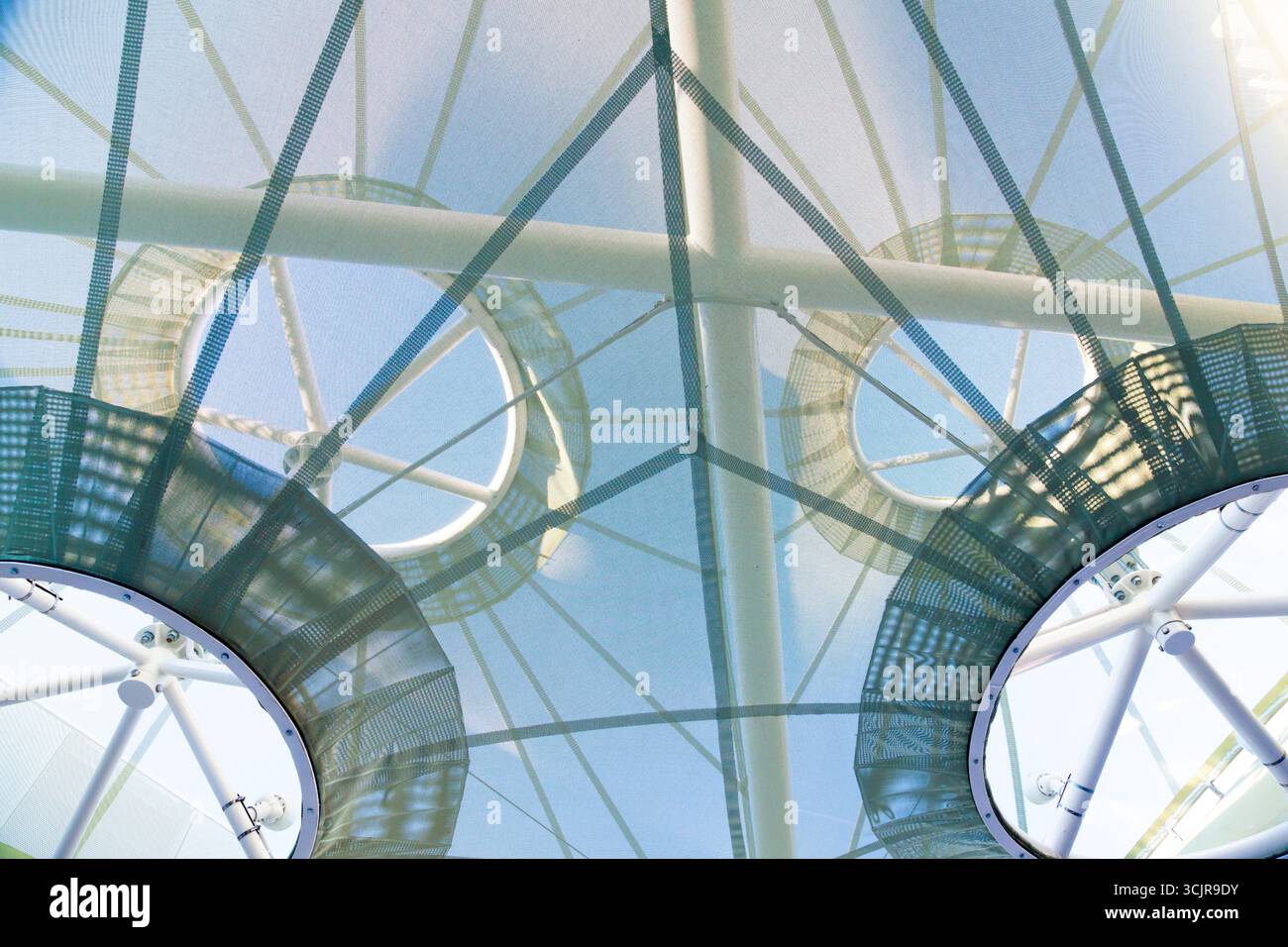 Toit en maille futuriste de tvan, avec un cadre en acier, vu de dessous. Banque D'Images