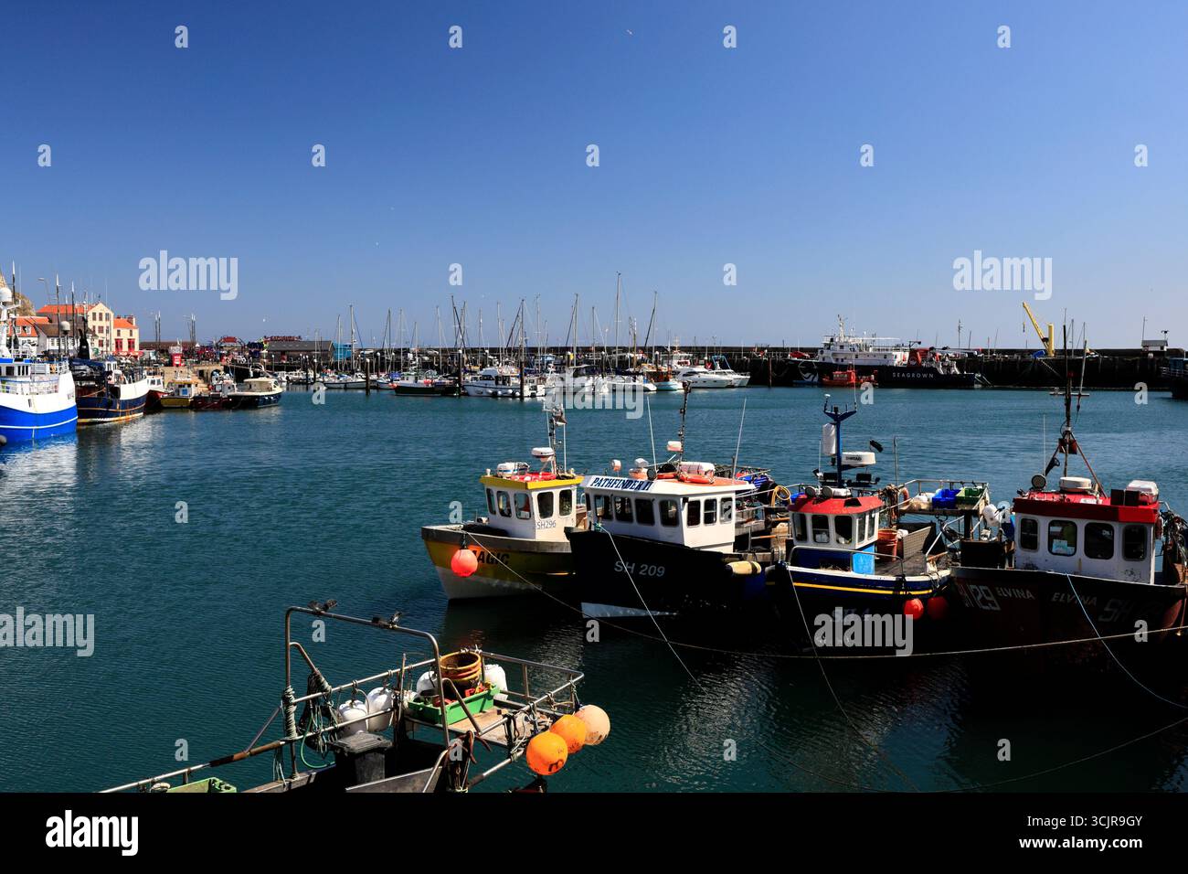 Bateaux de pêche à Scarborough Old Harbour, Yorkshire, Angleterre, Royaume-Uni Banque D'Images