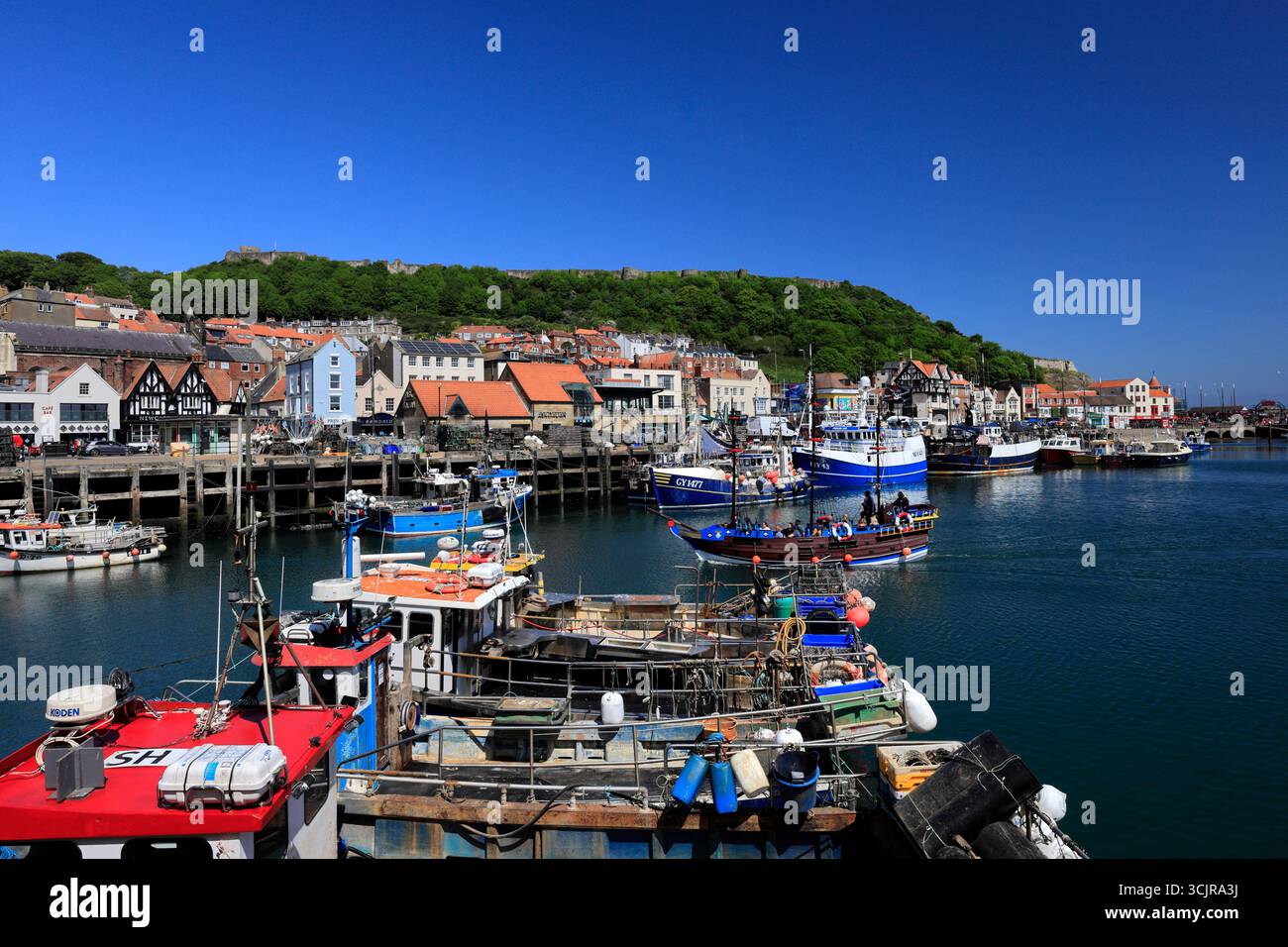 Bateaux de pêche à Scarborough Old Harbour, Yorkshire, Angleterre, Royaume-Uni Banque D'Images