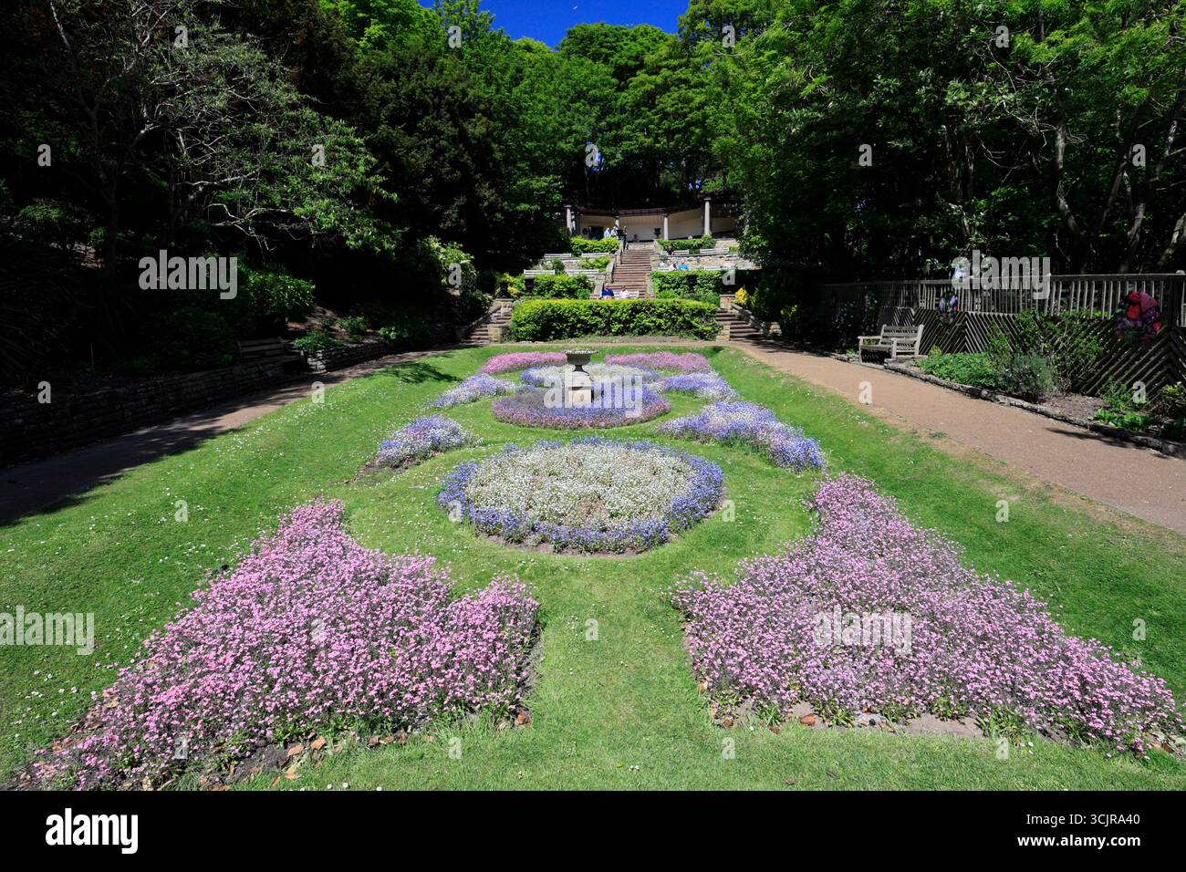 Parterres de fleurs colorées dans les jardins italiens, South Cliff, ville de Scarborough, Yorkshire du Nord, Angleterre, ROYAUME-UNI Banque D'Images