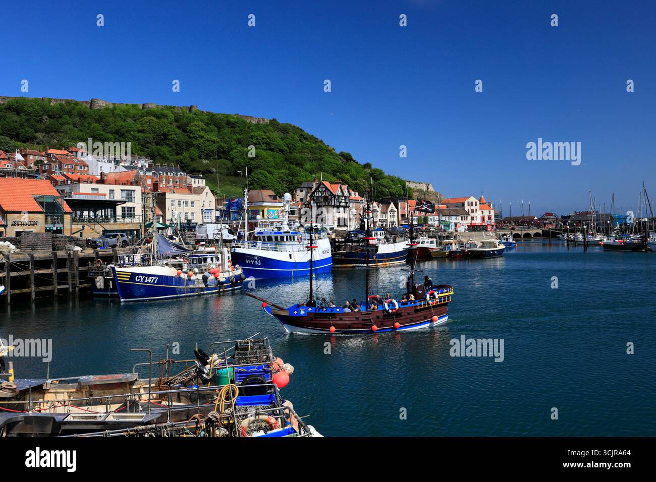 Bateaux de pêche à Scarborough Old Harbour, Yorkshire, Angleterre, Royaume-Uni Banque D'Images