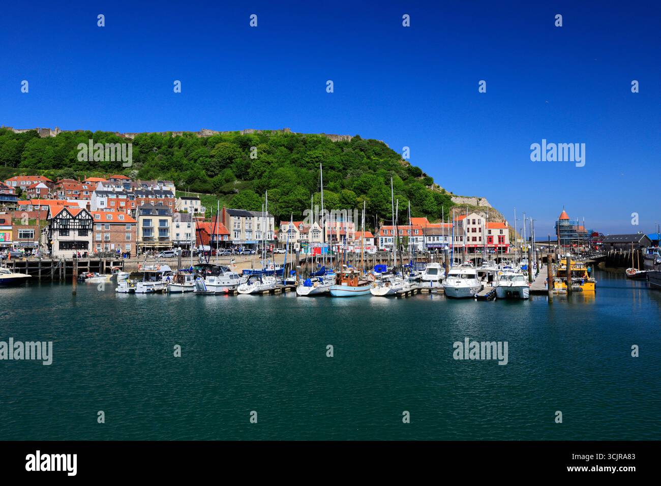 Bateaux de pêche à Scarborough Old Harbour, Yorkshire, Angleterre, Royaume-Uni Banque D'Images