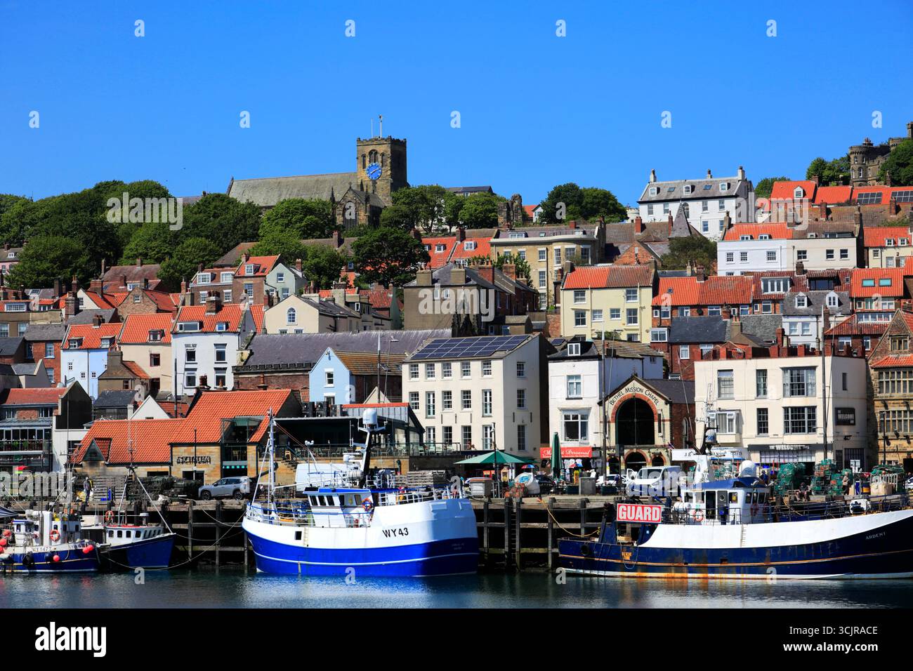 Bateaux de pêche à Scarborough Old Harbour, Yorkshire, Angleterre, Royaume-Uni Banque D'Images