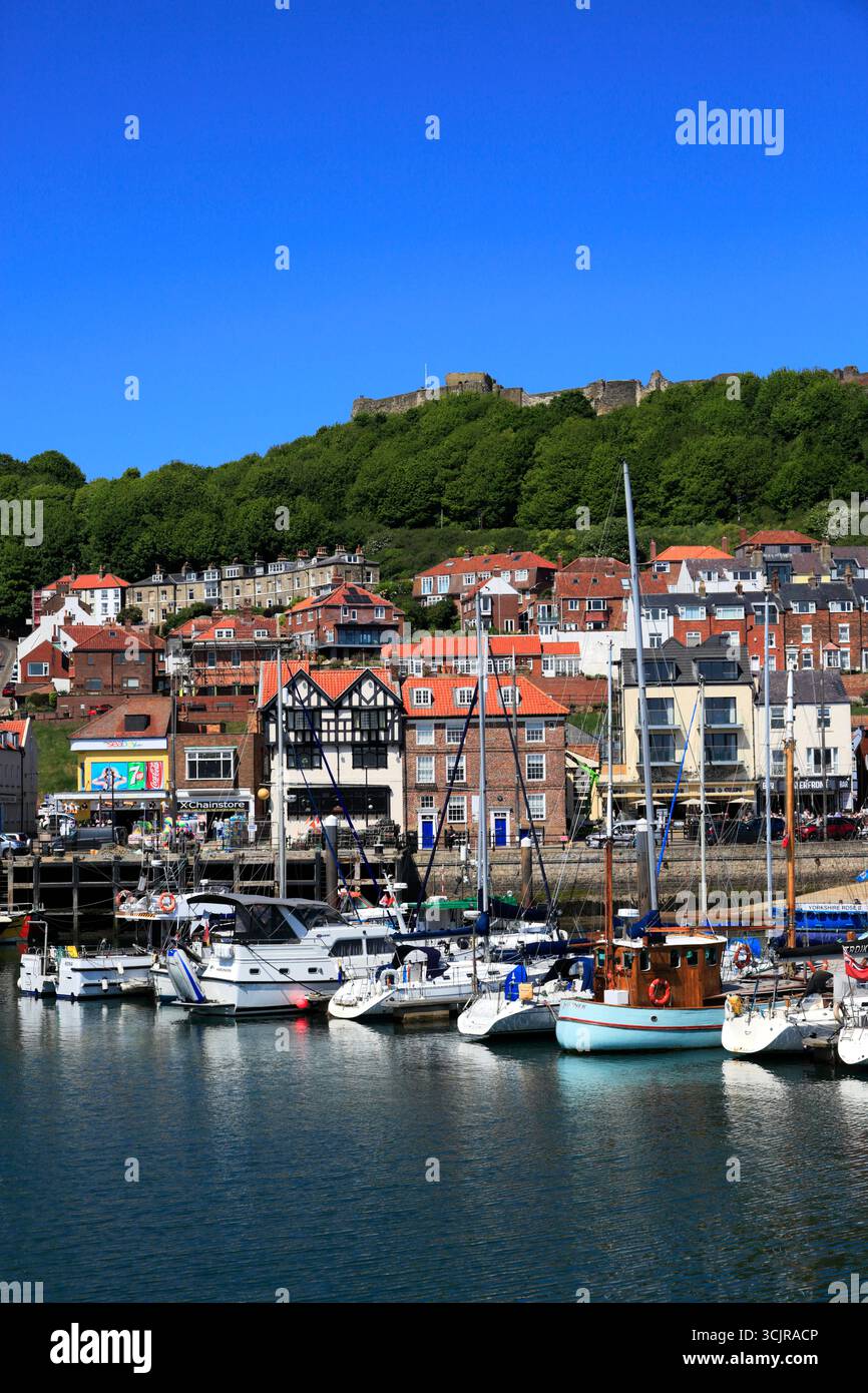 Bateaux de pêche à Scarborough Old Harbour, Yorkshire, Angleterre, Royaume-Uni Banque D'Images