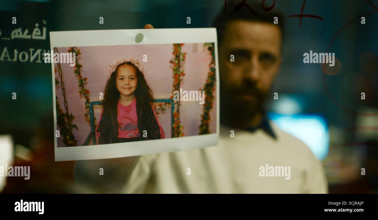 The Voice of Hind Rajab (2025) réalisé par Kaouther Ben Hania avec Saja Kilani, Clara Khoury et Motaz Malhees. Un documentdrame déchirant racontant l’histoire de Hind Rajab, six ans, piégé à Gaza, raconté par des appels d’urgence alors que des volontaires du Croissant-Rouge combattent des obstacles bureaucratiques dans une course désespérée pour sauver un enfant assiégé. Publicité toujours À USAGE ÉDITORIAL EXCLUSIF. Crédit : BFA / Watermelon Pictures Banque D'Images