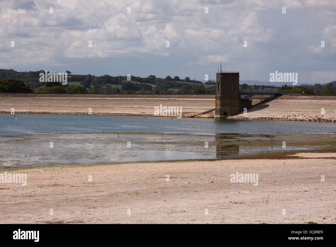 Réservoir de cheddar, Somerset, Royaume-Uni. 8 septembre 2025. Le réservoir de Cheddar reste bas aujourd'hui avec Bristol Water déclarant que le réservoir est seulement à 26% de capacité. Crédit : Andrew Bartlett/Alamy Live News Banque D'Images Réservoir de cheddar, Somerset, Royaume-Uni. 8 septembre 2025. Le réservoir de Cheddar reste bas aujourd'hui avec Bristol Water déclarant que le réservoir est seulement à 26% de capacité. Crédit : Andrew Bartlett/Alamy Live News Banque D'Images