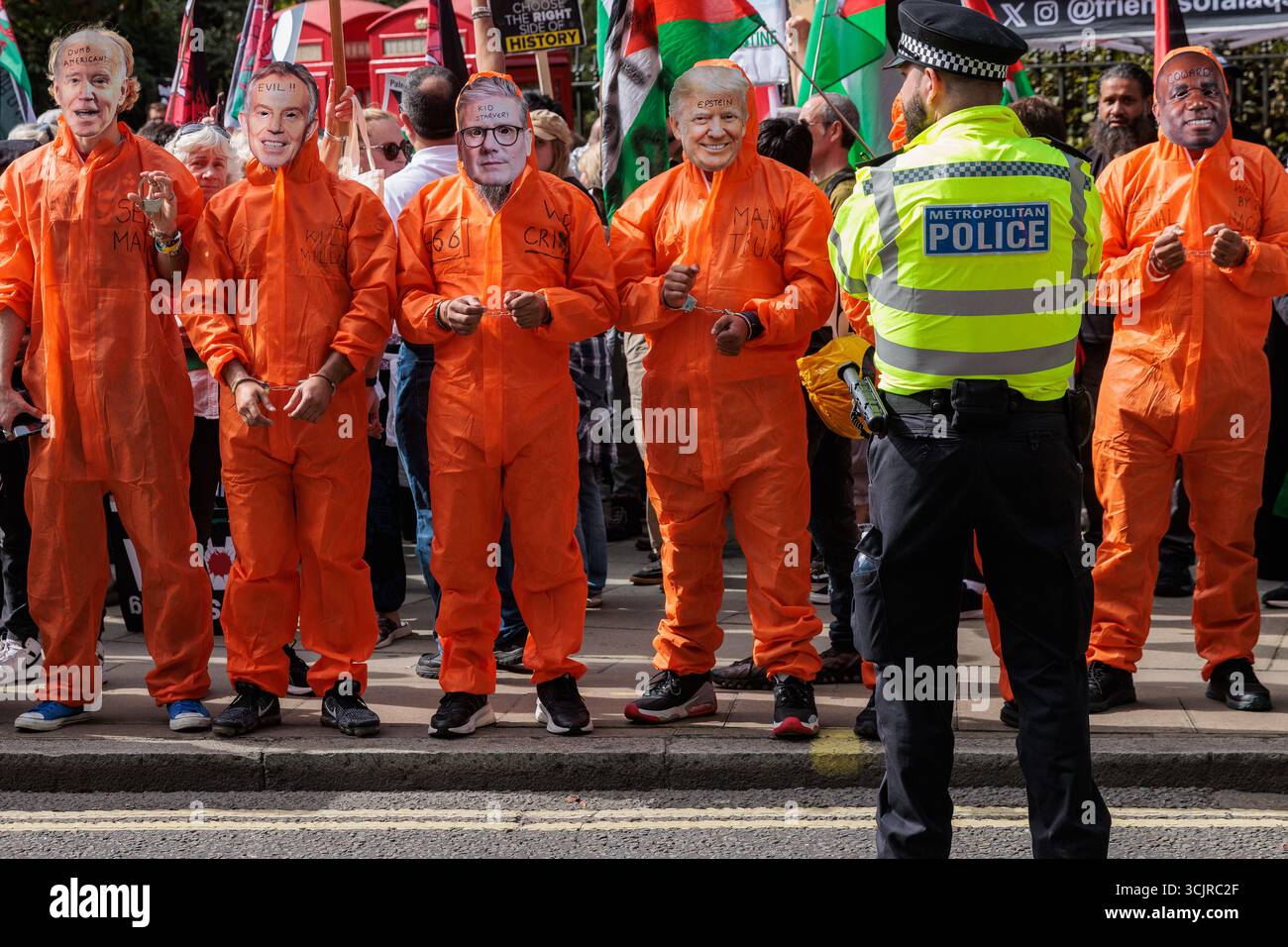 Londres, Royaume-Uni. 6 septembre 2025. Un officier de la police métropolitaine surveille les manifestants pro-palestiniens portant des combinaisons de chaudière orange et masqués comme des politiciens occidentaux passés et présents avant la 30ème Marche nationale pour la Palestine depuis le 7 octobre 2023. La manifestation a été organisée par une coalition de groupes pro-palestiniens pour appeler le gouvernement britannique à cesser les ventes d'armes à Israël et à prendre des mesures beaucoup plus fortes contre Israël pour tenter de mettre fin aux tueries et à la famine à Gaza. Crédit : Mark Kerrison/Alamy Live News Banque D'Images