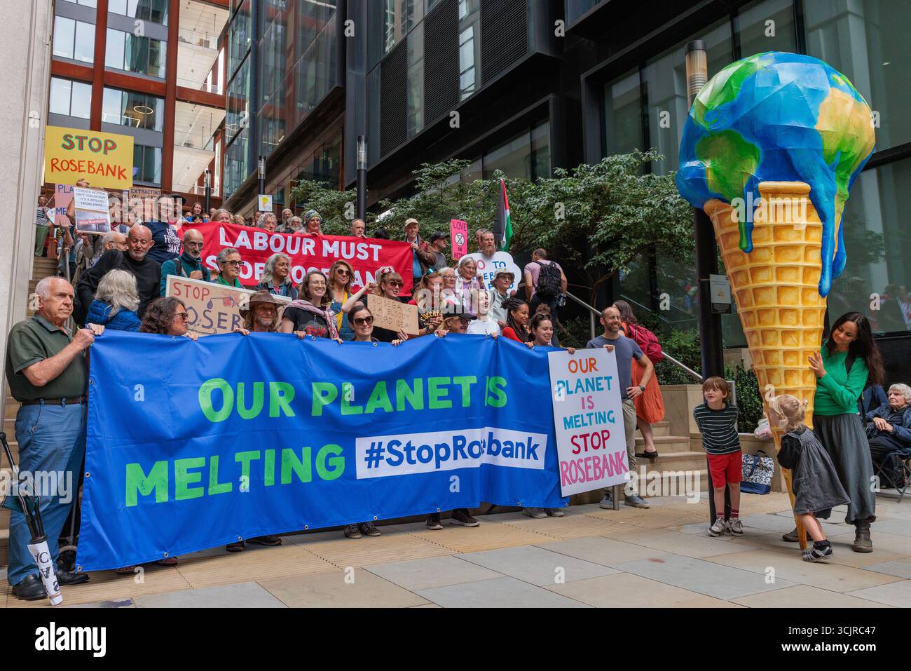 Londres, Royaume-Uni. 6 septembre 2025. Les militants pour le climat se rassemblent devant les bureaux du Conseil de Camden dans la circonscription du premier ministre britannique Sir Keir Starmer lors d'une Journée d'action Stop Rosebank pour exiger que le gouvernement britannique rejette le développement du champ pétrolier de Rosebank. La décision finale quant à l'exploitation du champ pétrolier de Rosebank appartient au premier ministre. Crédit : Mark Kerrison/Alamy Live News Banque D'Images