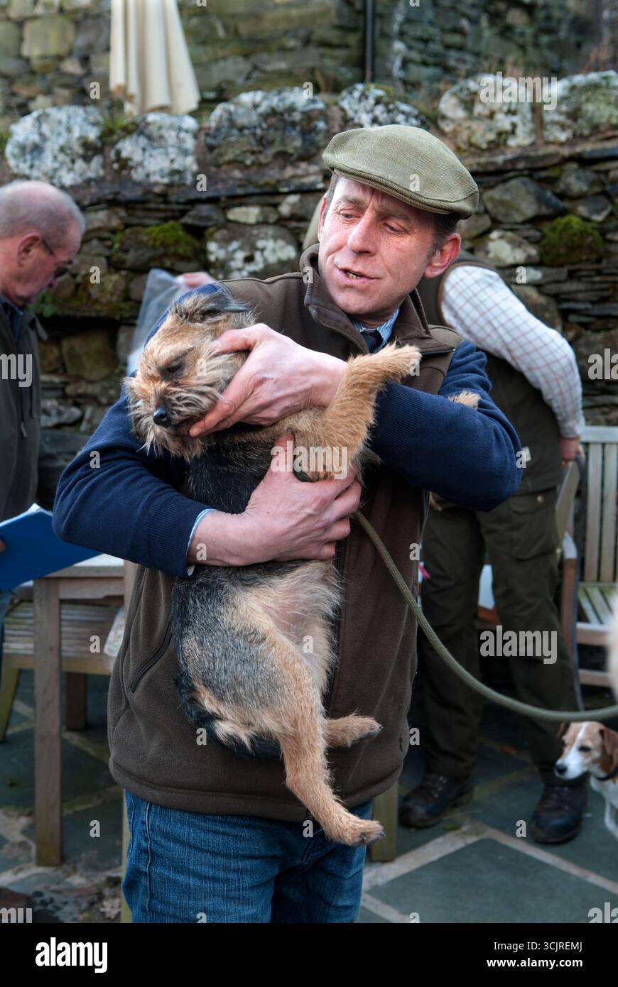 Jugeant le concours de terrier après une journée de chasse devant le pub Queens Head. Troutbeck, Cumbria, Angleterre février 2018 Royaume-Uni 2010s HOMER SYKES Banque D'Images