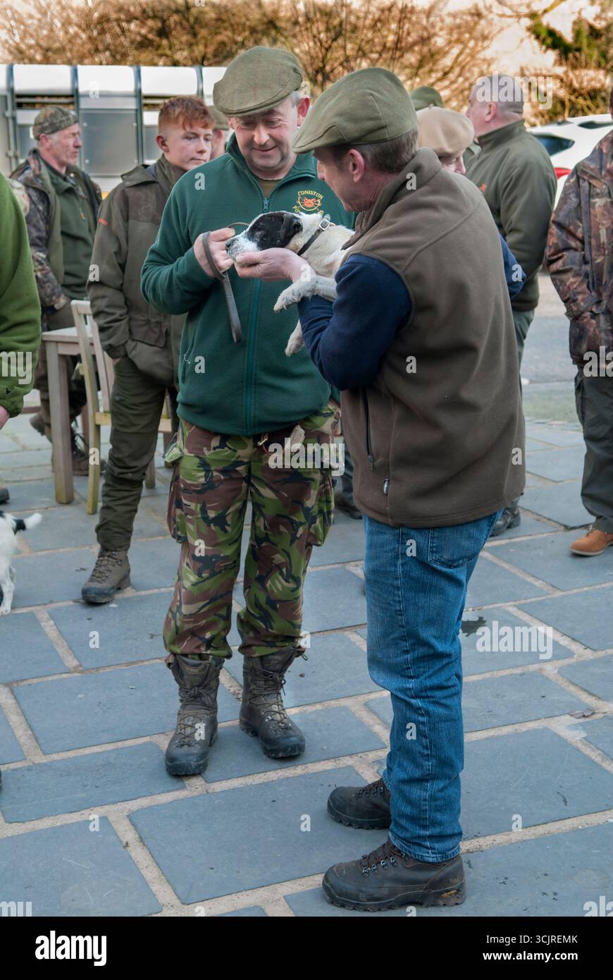 Jugeant le concours annuel de terrier après une journée de chasse devant le pub Queens Head. Troutbeck, Cumbria, Angleterre février 2018 Royaume-Uni 2010s HOMER SYKES Banque D'Images