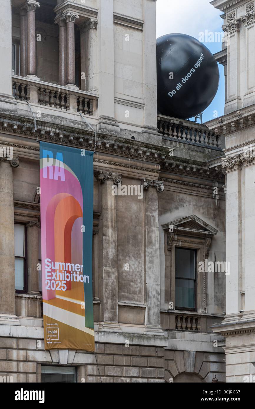 La Royal Academy of Arts à Londres, Angleterre, Royaume-Uni, vue extérieure lors de l'exposition annuelle d'été 2025 avec l'illustration de balles gonflables par Ryan Gander Banque D'Images