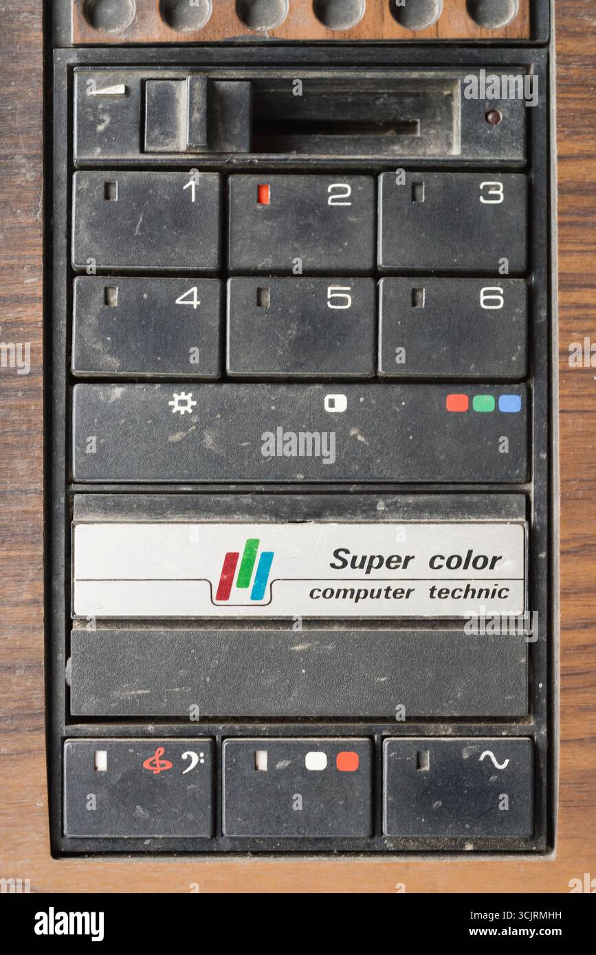 Bulanka, République tchèque, 2 septembre 2025 - gros plan de la télévision vintage Super Color avec boutons numérotés, logo et design en grain de bois, rétro CRT el Banque D'Images