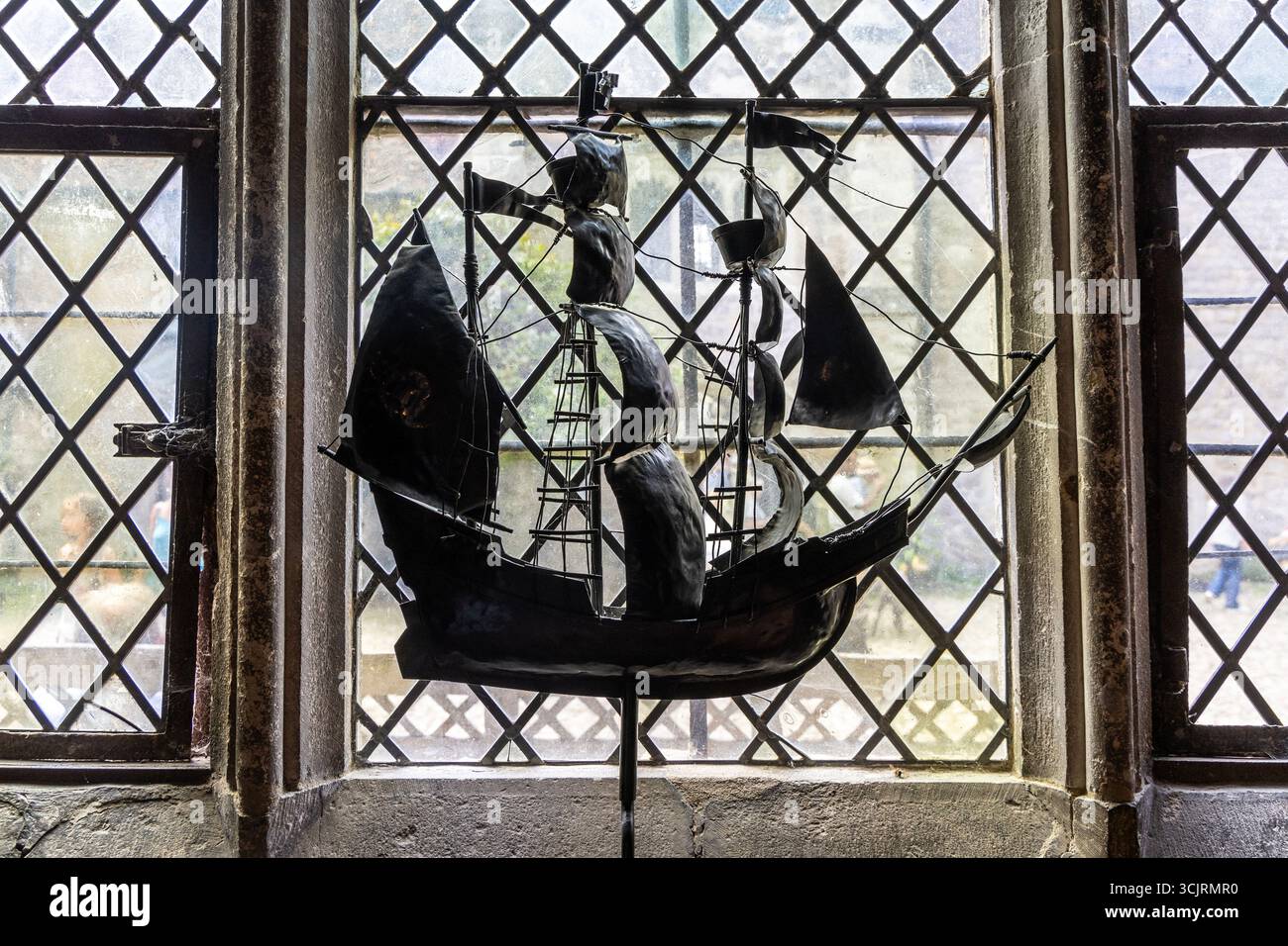 Fenêtre en treillis et décoration de bateau en métal à l'intérieur du Grand Hall au manoir médiéval à douves Ightham Mote, Ightham, Kent, Angleterre Banque D'Images
