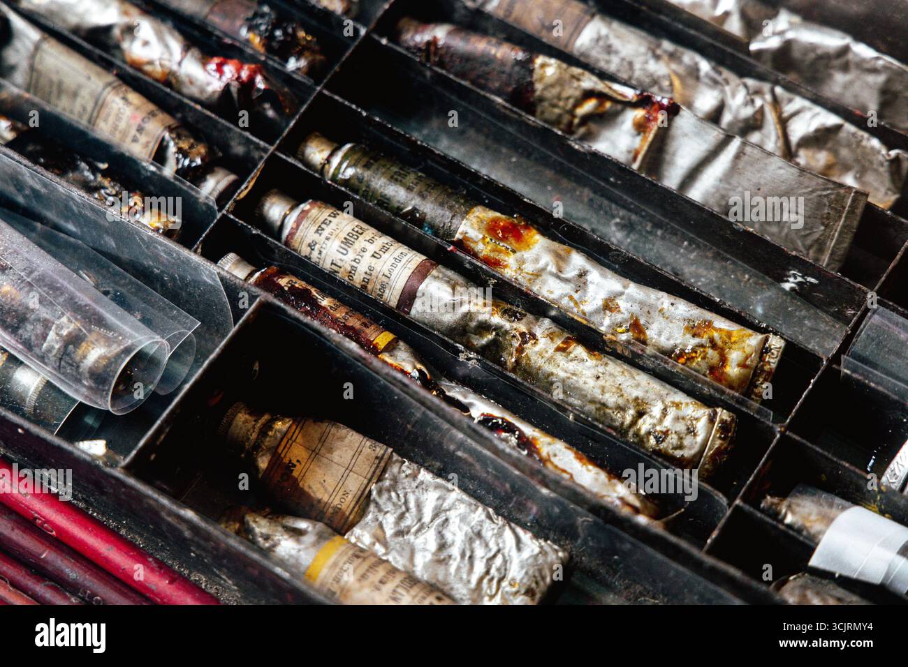 Vieux tubes de peinture en métal vintage, un kit de peintre Banque D'Images