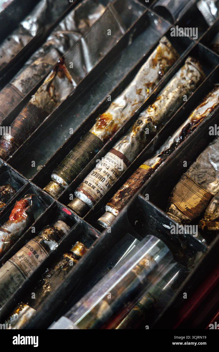 Vieux tubes de peinture en métal vintage, un kit de peintre Banque D'Images